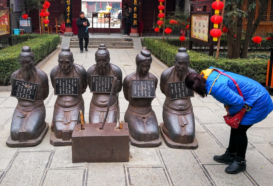 五人在此跪了千年 身前设鞭子人人抽打|岳飞庙|岳飞|秦桧_新浪新闻