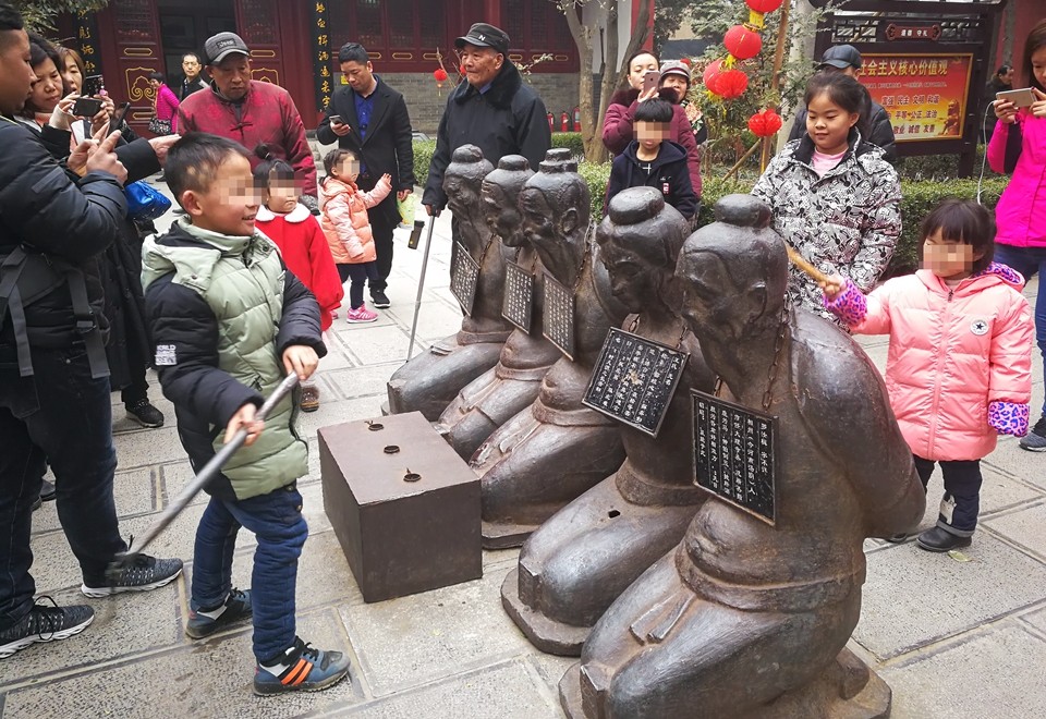 五人在此跪了千年 身前设鞭子人人抽打|岳飞庙|岳飞|秦桧_新浪新闻
