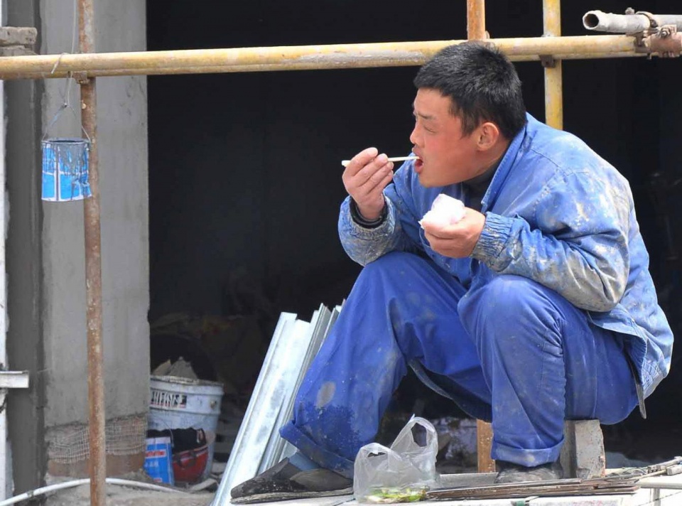 他外出打工八年未回家,村里打来一个电话,他慌了