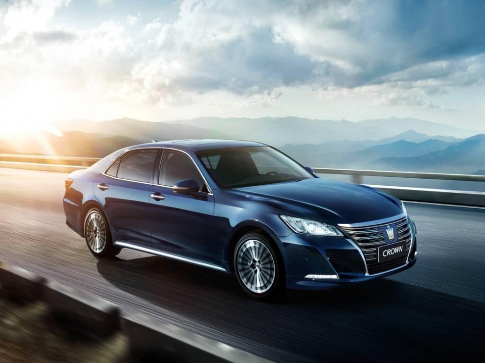 仅26.48万起,丰田最豪华大轿车出新款,买哪款更值?