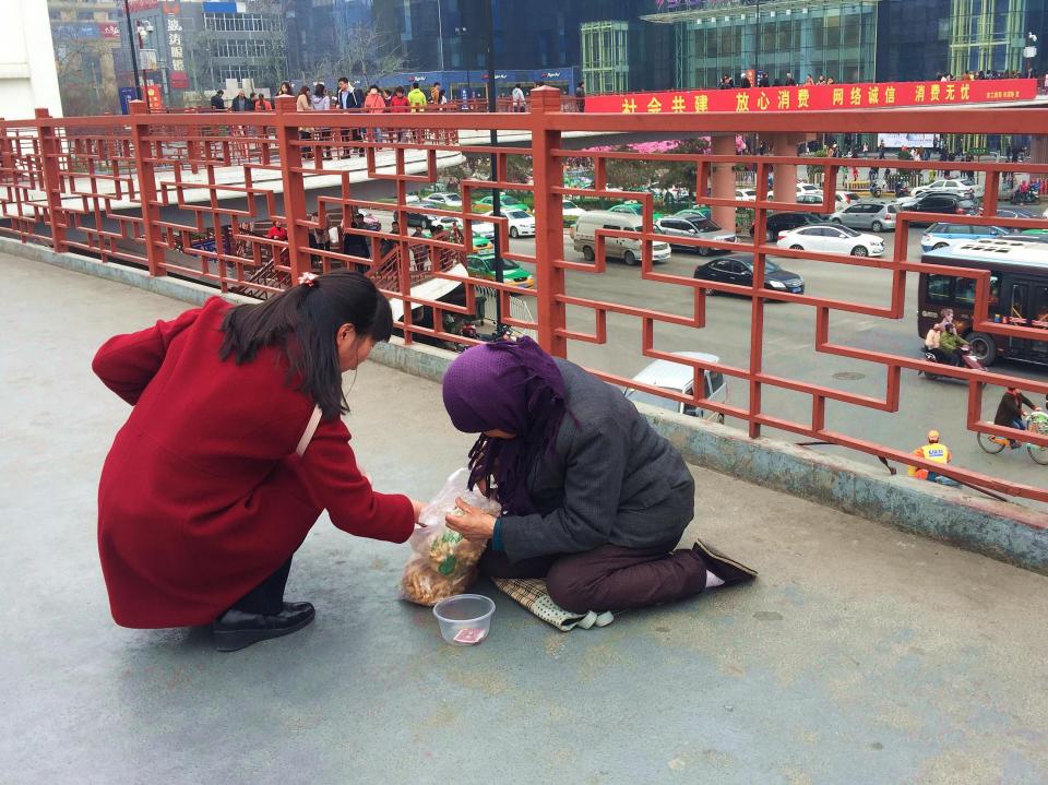 女子发善心送乞讨老妇一袋麻花,但她接下来的做法却让好心人心寒