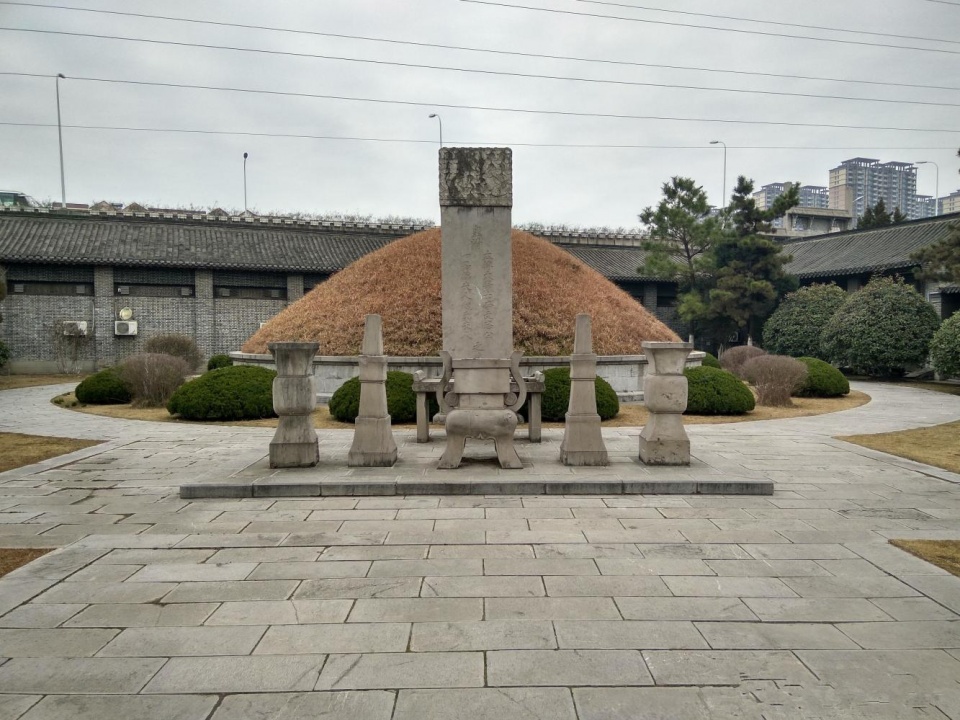 李鸿章墓地被炸开后,发现29斤重金砖,结果专家鉴定后大家都懵了