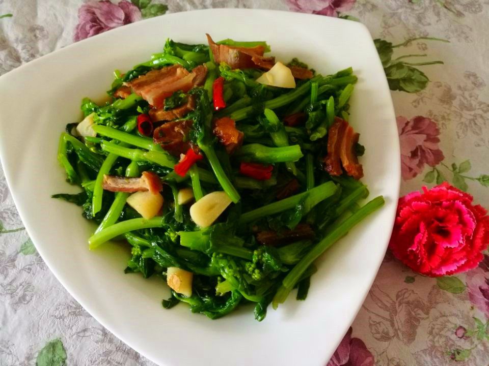 腊肉炒白菜苔冬季餐桌上不可缺少的一道菜