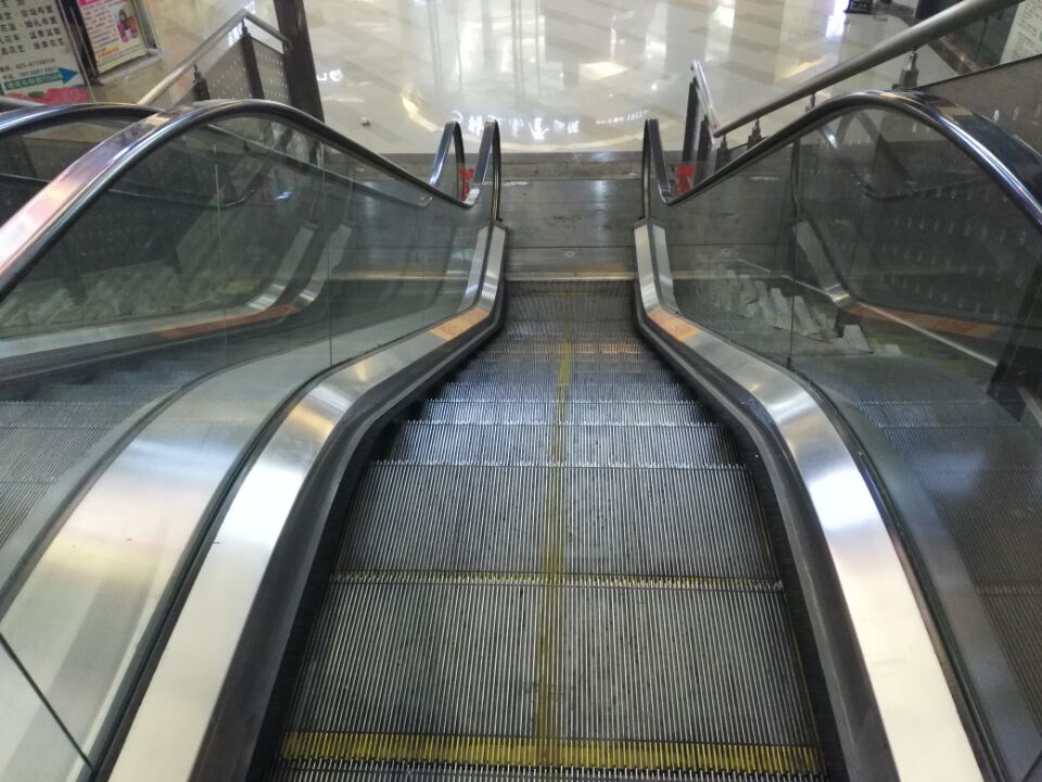 重庆现"迷你"电梯,只有8级阶梯,网友:莫名觉得好萌哦