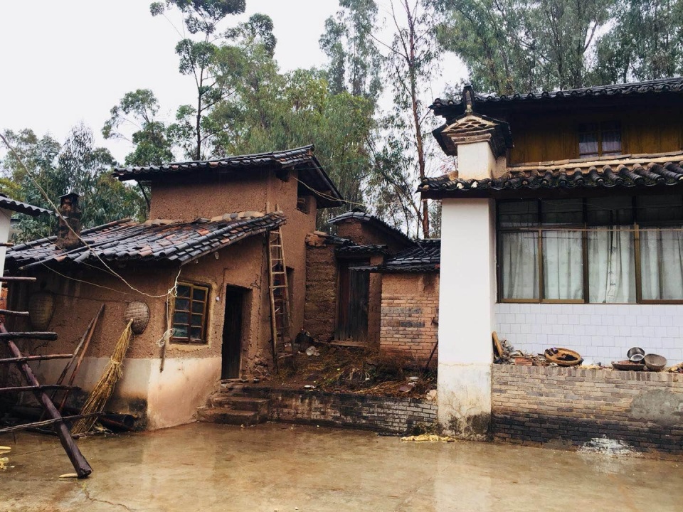 农村用泥巴盖的房子破得不能住人了但农民觉得住着舒服