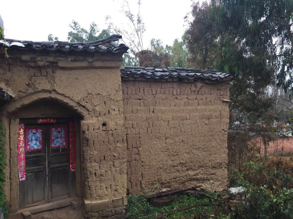 农村用泥巴盖的房子破得不能住人了但农民觉得住着舒服