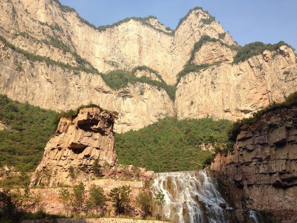 红崖大峡谷位于灵石县境内,属于太岳山国家森林公园八大景区之一,景区