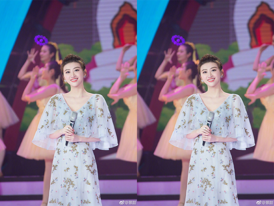 关晓彤春晚同台景甜,穿娃娃领小红裙俏皮可爱,网友:美少女!