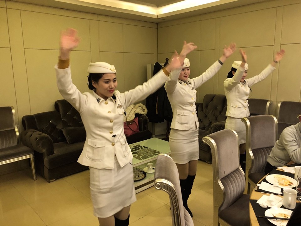 春节不休息 美女服务员穿制服卖力跳舞吸引顾客