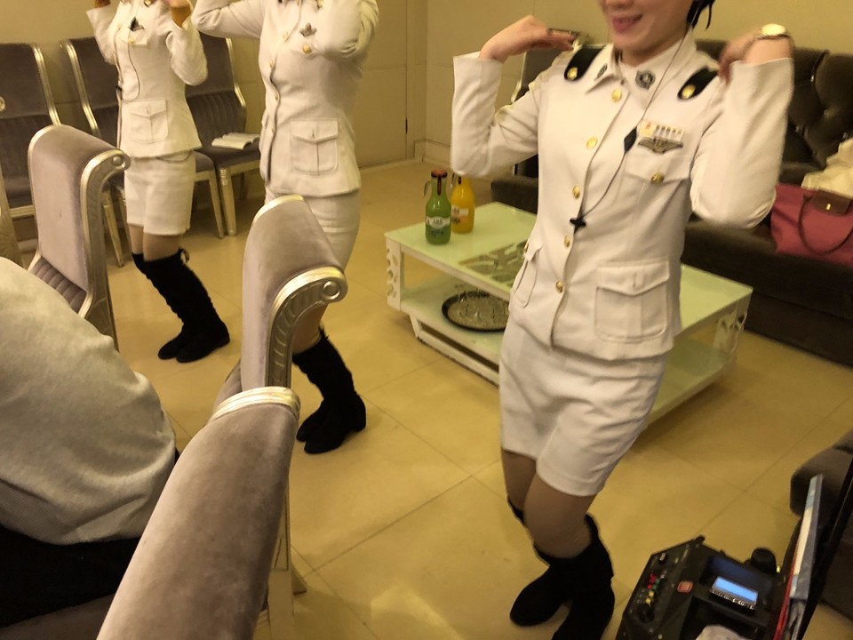 春节不休息 美女服务员穿制服卖力跳舞吸引顾客