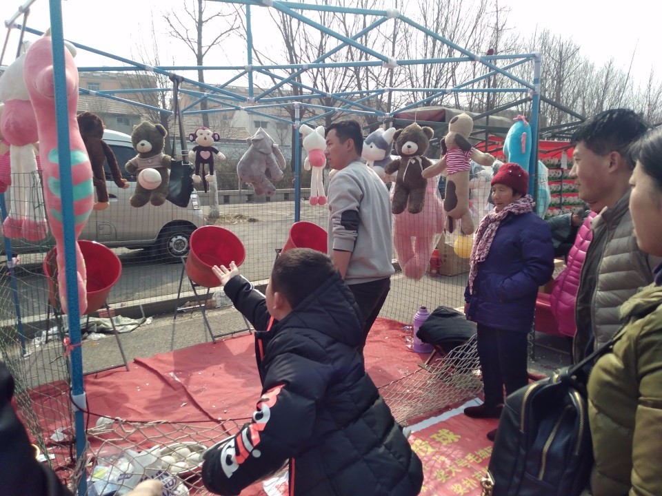 都说套圈有套路,盘点2018年农村庙会上的那些有创意的奇葩套圈