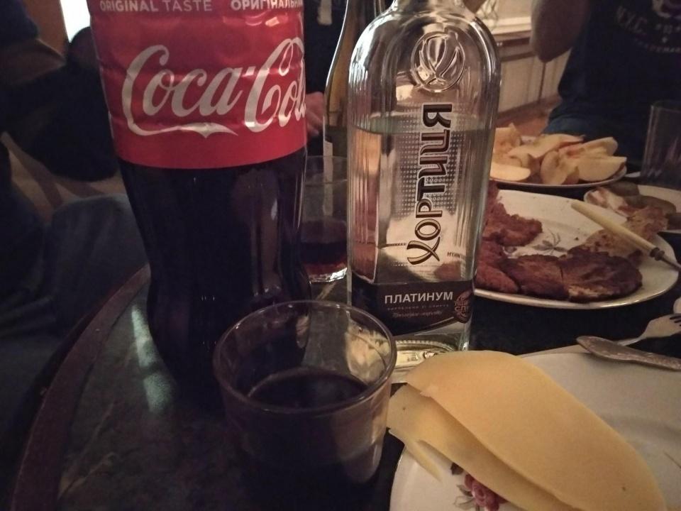 和乌克兰90后美女共进晚餐喝伏特加, 聊到中国啤酒时却被鄙视为水