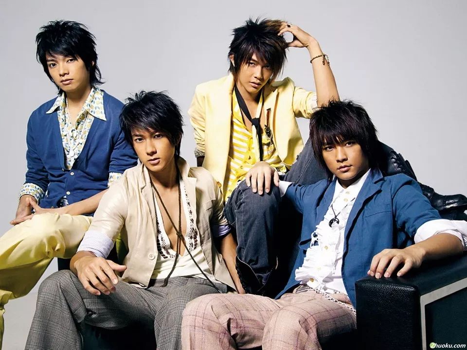 2005年飞轮海出道,主演的偶像剧《终极一班》收拾大丰收,飞轮海也由此