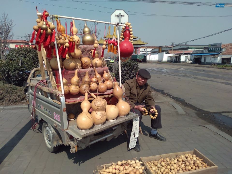 春天来了,又是一年葫芦播种季,有需要葫芦种子的可以去找这位老大爷.