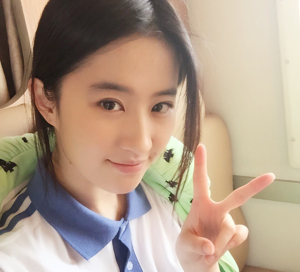 刘亦菲晒出同学聚餐,一男子成全场亮点!何润东的假同学就过分了