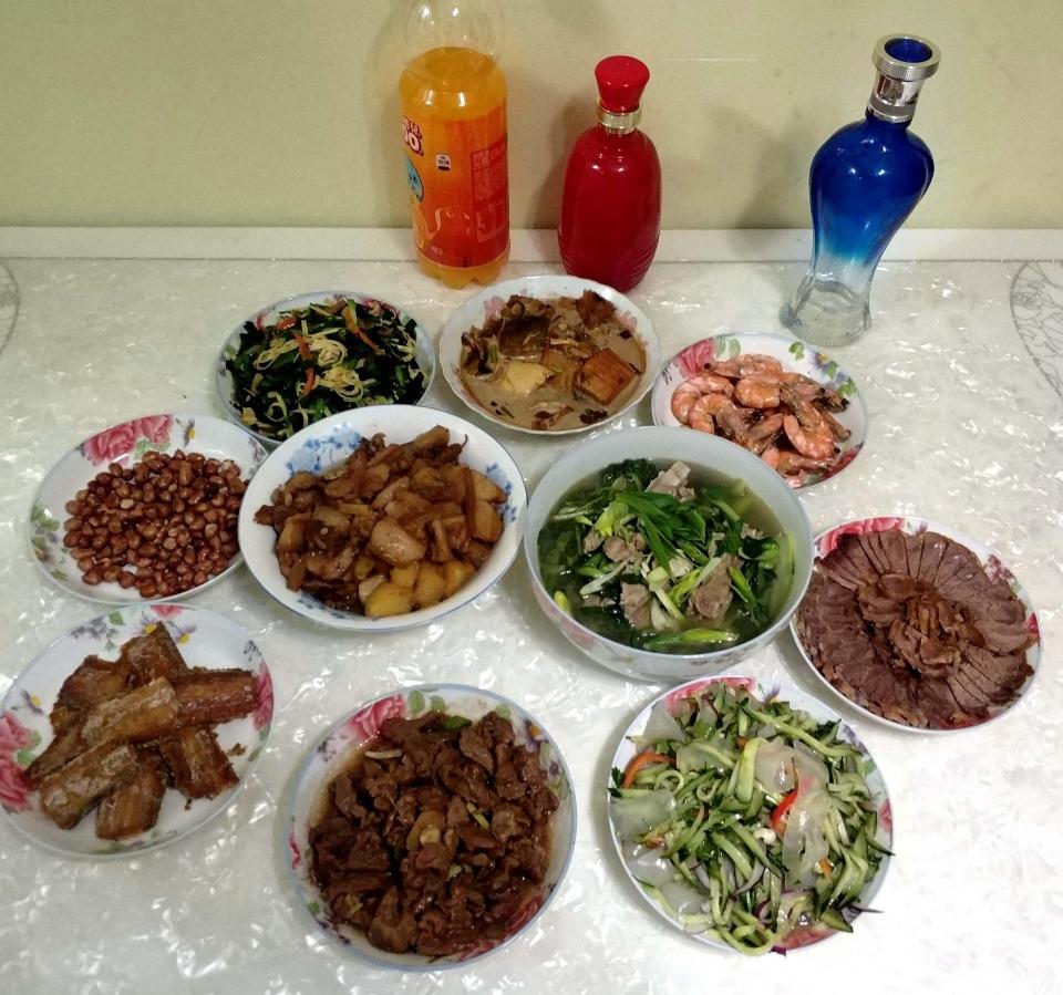 青岛普通人家的一桌饭菜10个荤素大集合花了不到120元三人2瓶白酒