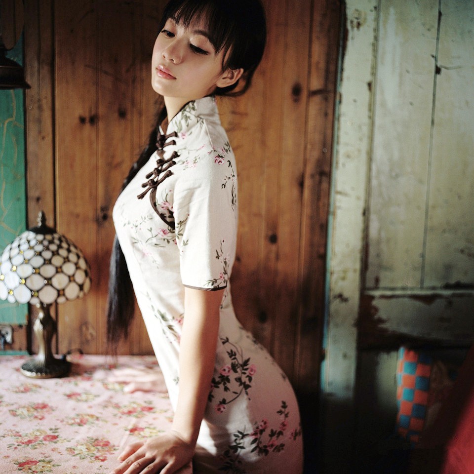 一个有着古色古香的美丽旗袍风情小女子|旗袍|古韵|小姑娘_新浪新闻