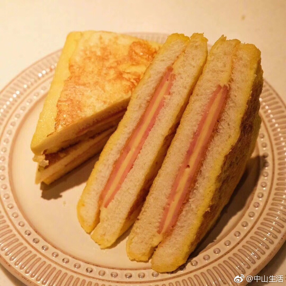 做一份简单而方便的火腿芝士三文治,明天周末出游看花很方便