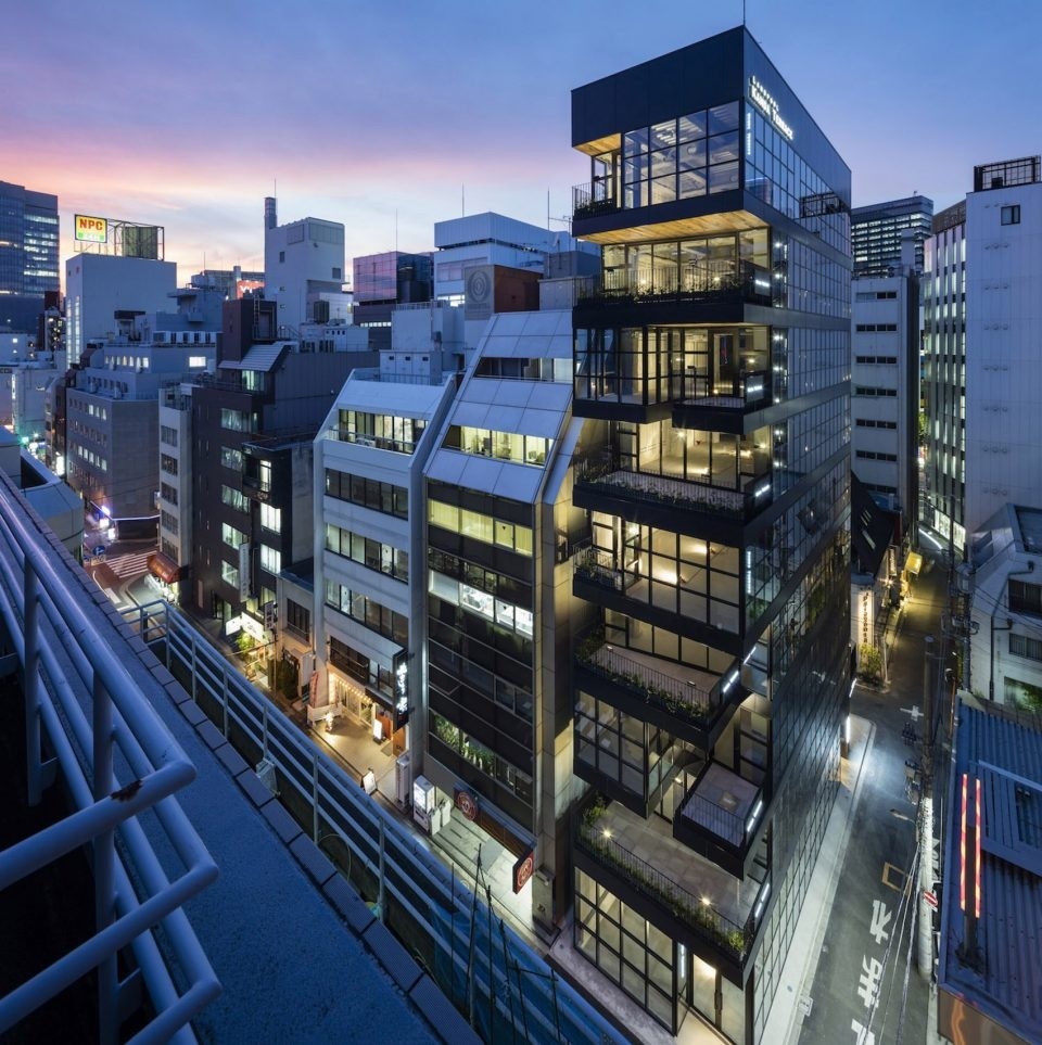 东京神田梯台餐厅,其拥有内陷的立面形态和立体的户外露台