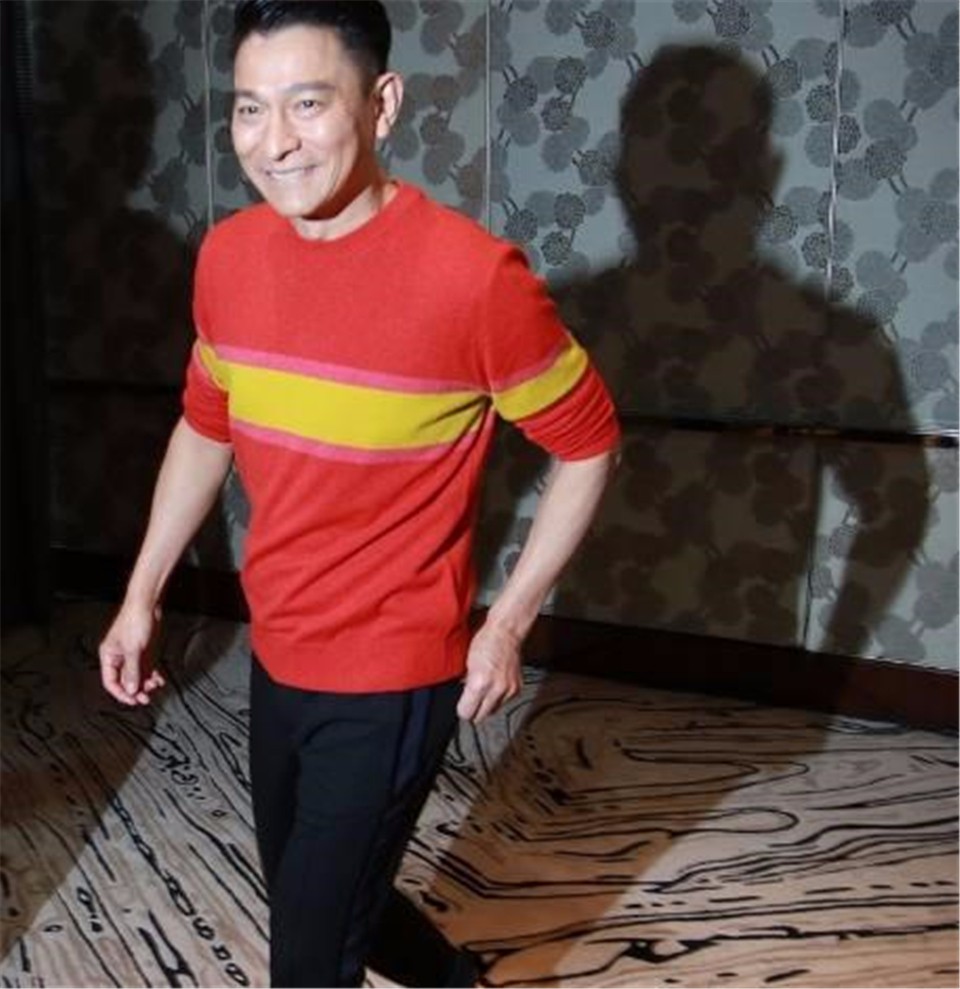 刘德华近照,微微驼背,网友:岁月不饶人,华仔真的老了_新浪看点