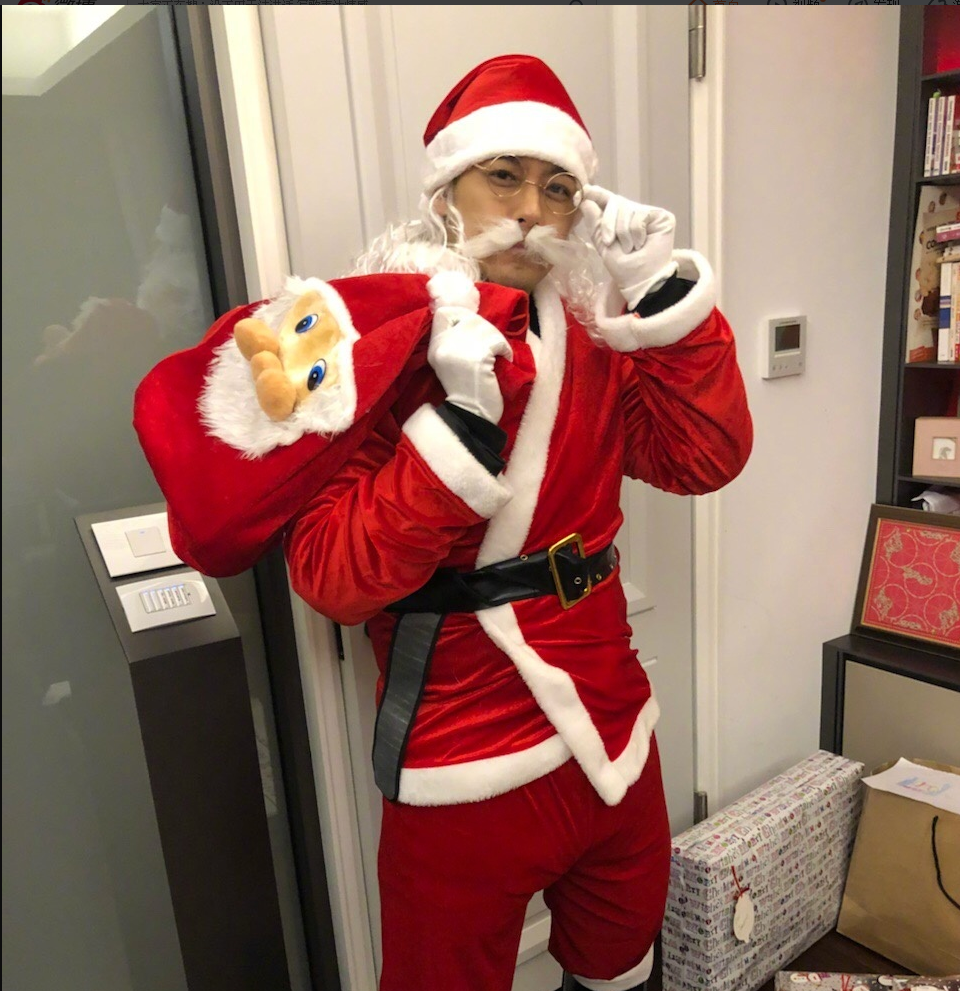 不老男神林志颖化身最帅的圣诞老人给kimi送圣诞礼物
