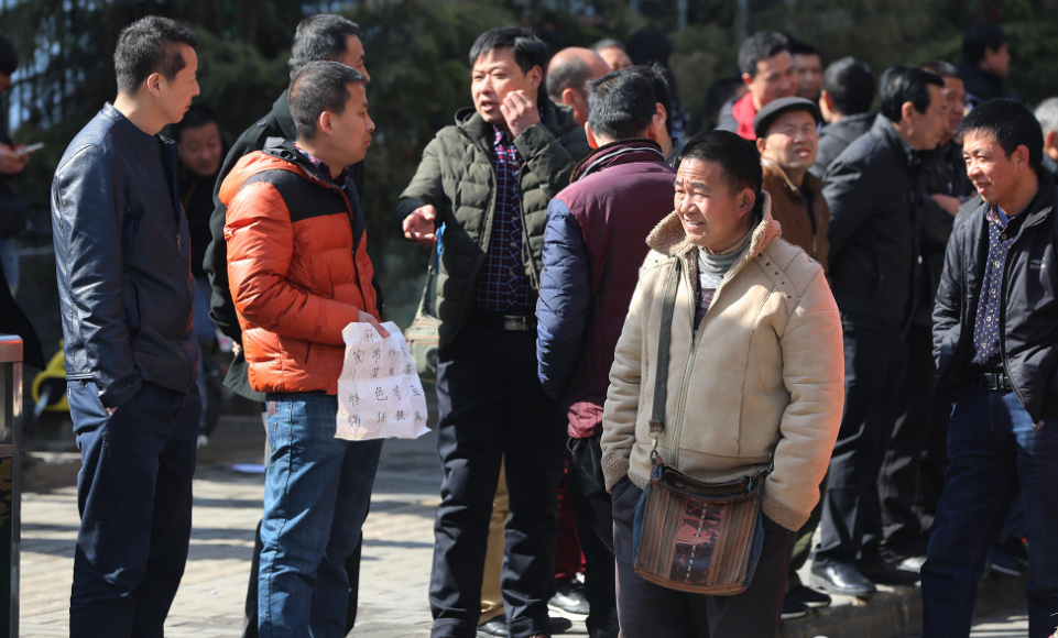 节后民工扎堆等活 问的人多招工的人少