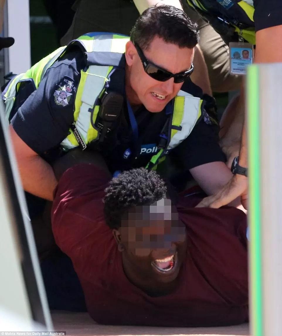 非洲裔青年向巡逻警察吐口水,辱骂!结果20名警察8辆警车到场