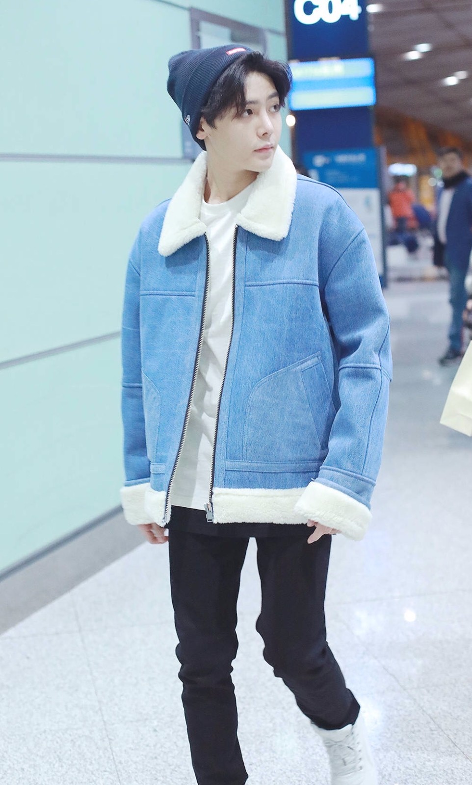 侯明昊现身机场这颜色真适合他很像邻家男孩初恋感觉