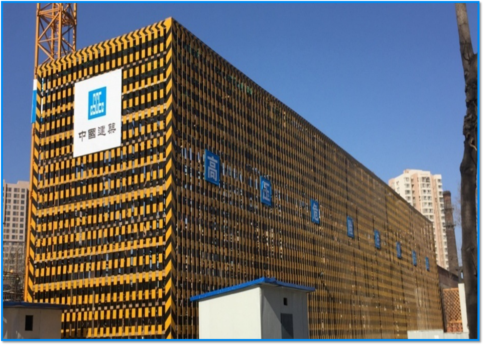 图为施工现场塔吊覆盖范围内外高压电防护设备.