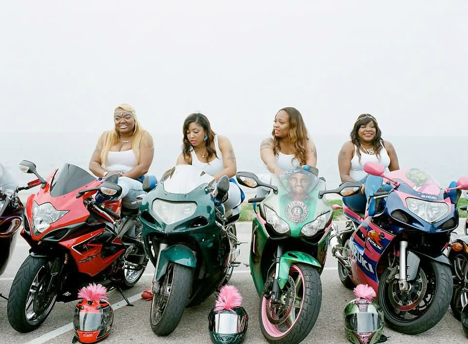 国外女飞车党,赛车技术好,梦幻粉色造型柔美中又带着霸气