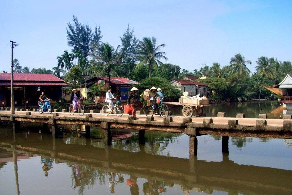 16世纪初,生活在越南涂山一带的渔民,有次跟踪鱼群意外发现了巫头岛