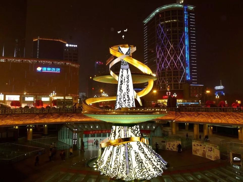 喷泉都变成了名媛在天府广场金灿灿的灯光下风情万种上次路过,还送我