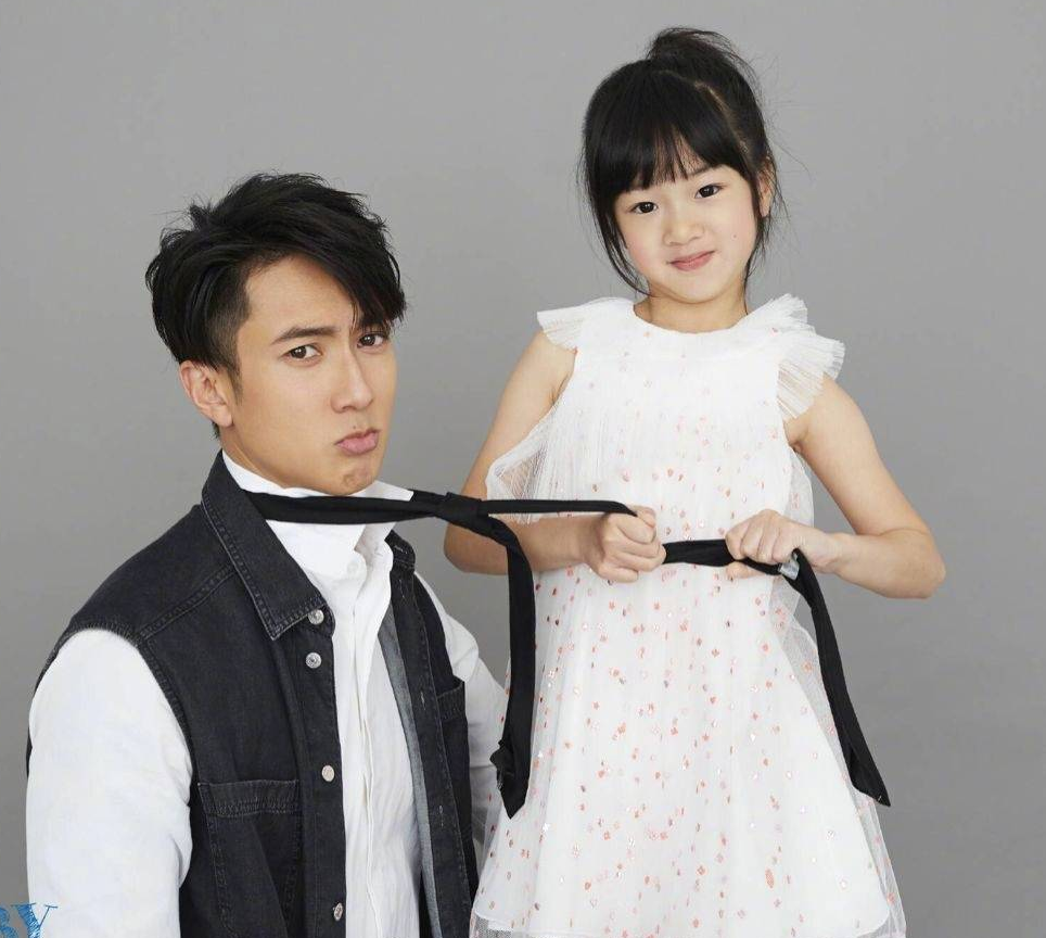 吴尊和女儿新写真 花式秀甜蜜的一对父女幸福感瞬间爆棚