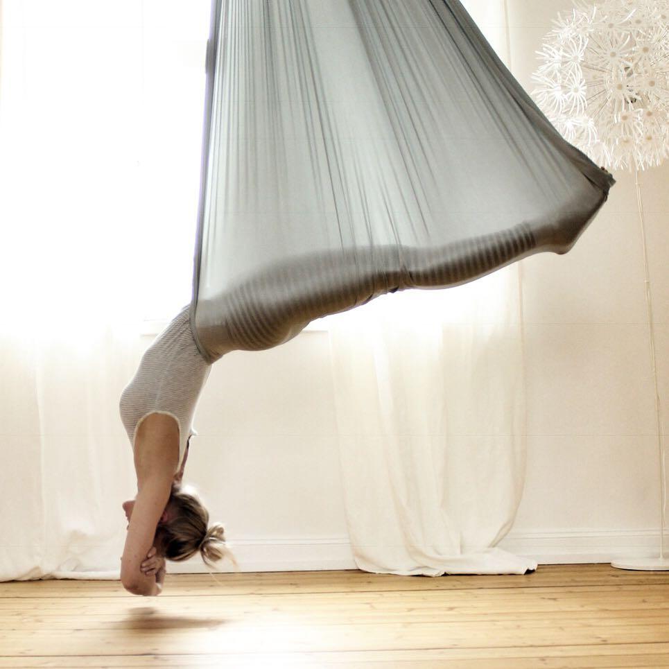 如何学会空中瑜伽?初学者要放开恐惧,在空中保持平衡感!