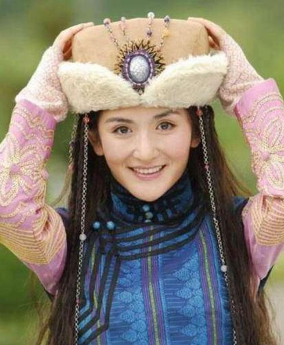 盘点女星的公主造型:热巴美翻了,谢娜变身蒙古公主,最后一位最美!