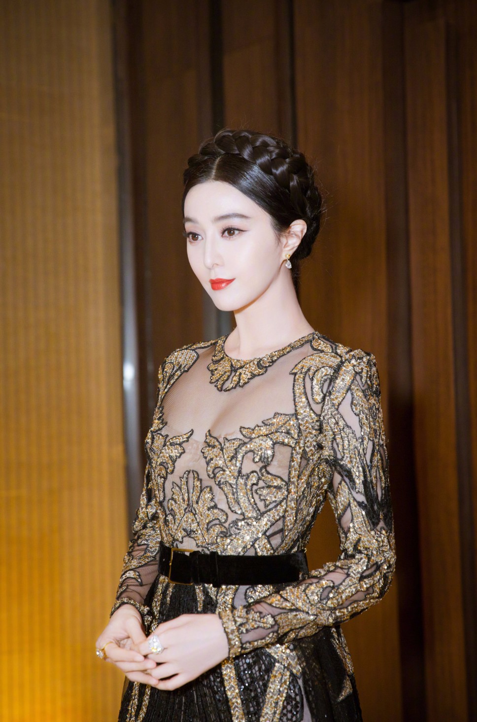 范冰冰抹胸透明薄纱裙惊艳大秀,文胸若隐若现性感撩人