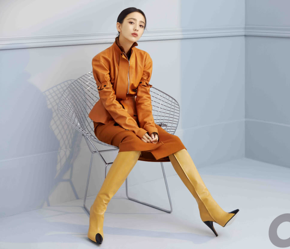 她曾被谩骂颜值低不能当演员,如今逆袭成功,33岁美得不像话