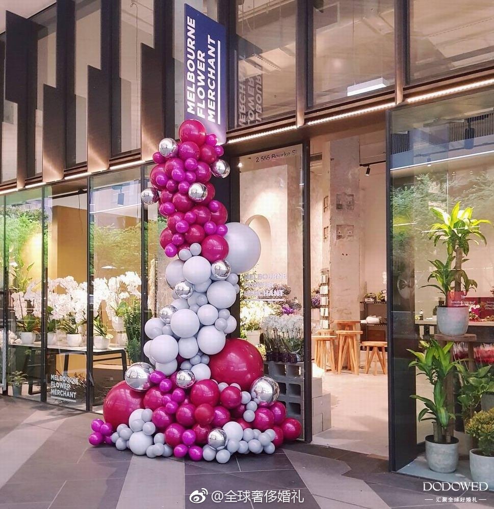 用缤纷的气球做门口装饰最能烘托氛围啦