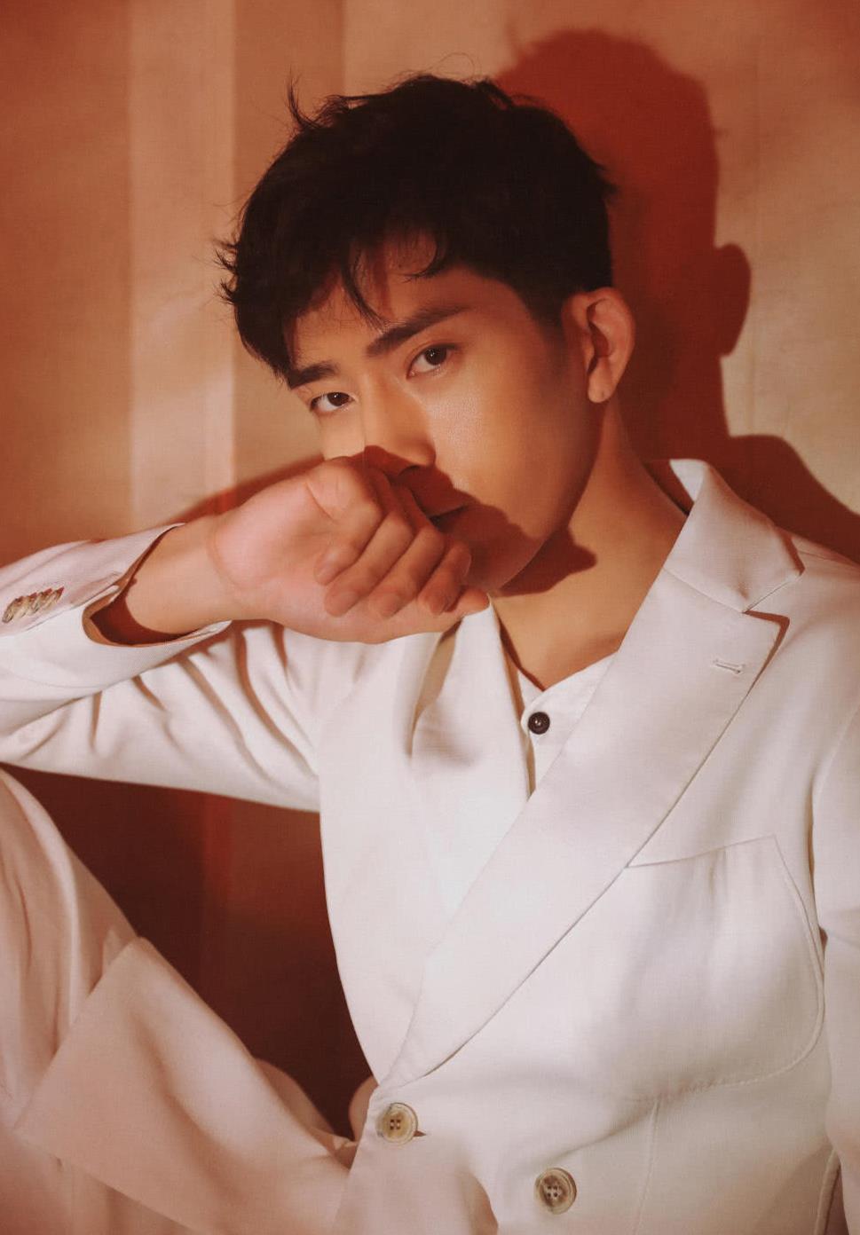 井柏然出席活动 一身白色西装闪闪发光,英俊少年又帅又有型