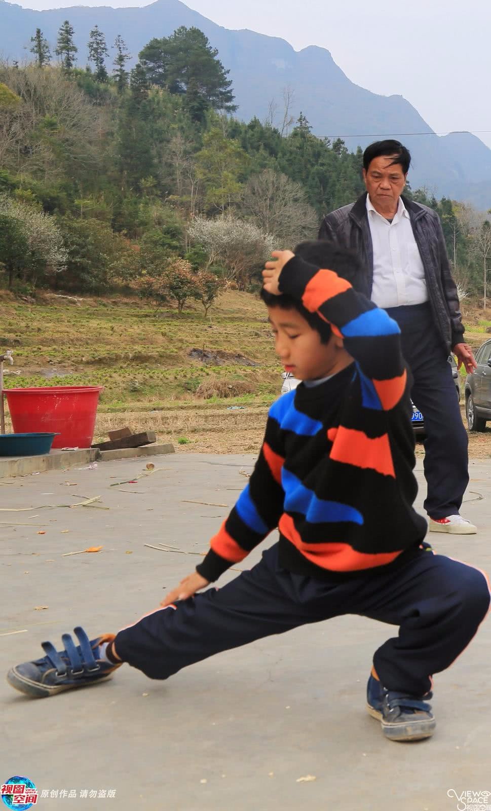 同门师兄弟练狼兵拳60年堪比"战狼" 动作虎虎生威