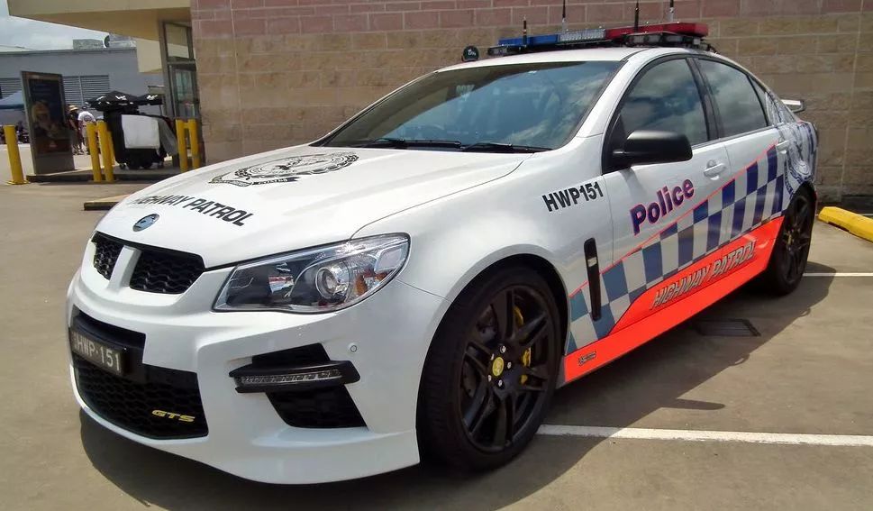 警察的车库有多壕?贫穷还是限制了我的想象力啊.