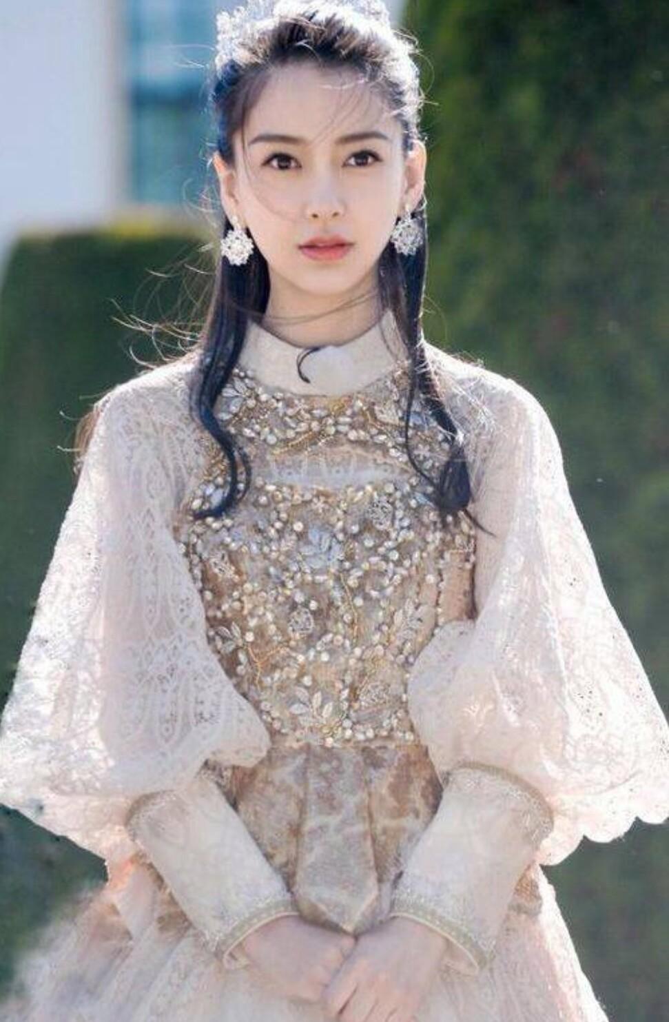 盘点女星的公主造型:热巴美翻了,谢娜变身蒙古公主,最后一位最美!