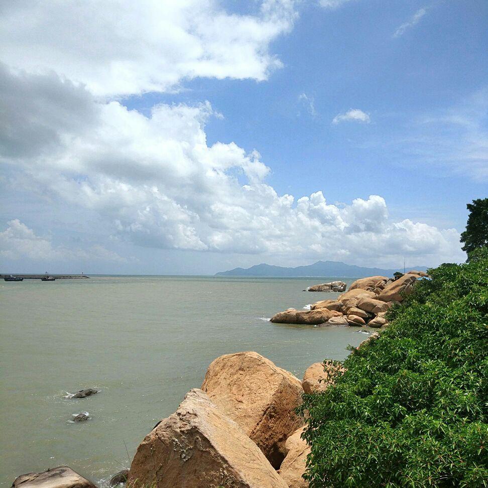 江门有一座小岛, 酷似莲台, 全岛被花岗岩石垒叠而成