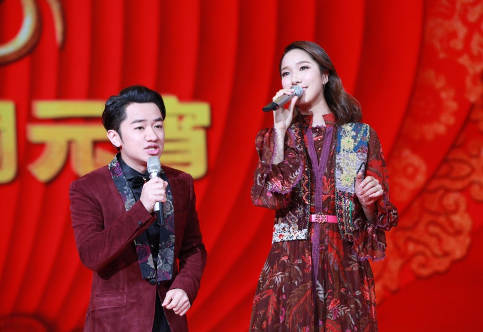 反差萌夫妇王祖蓝李亚男同台深情对唱,甜蜜比心撒狗粮,好幸福