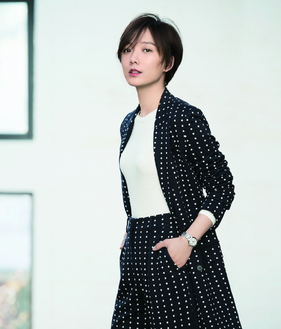 王珞丹出席活动,黑色蝴蝶结礼服优雅大气,最豪手臂亮了