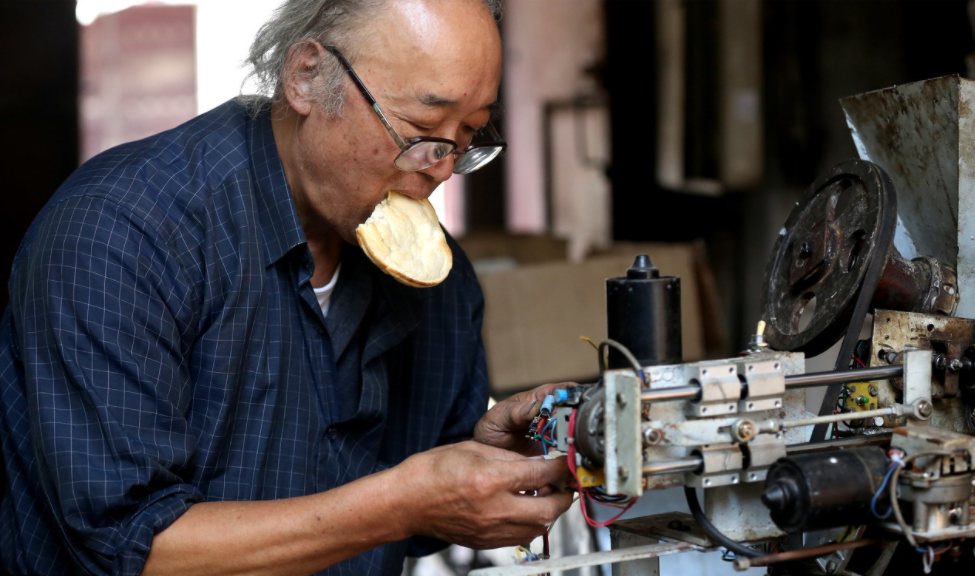 河南洛阳,农民赵铁安发明了一个烧饼机器人,一天能做4000个