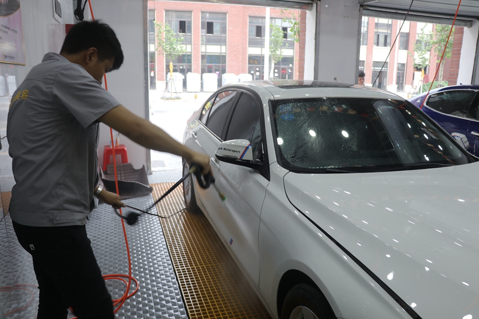 宝马3系镀膜美容洗车施工案列