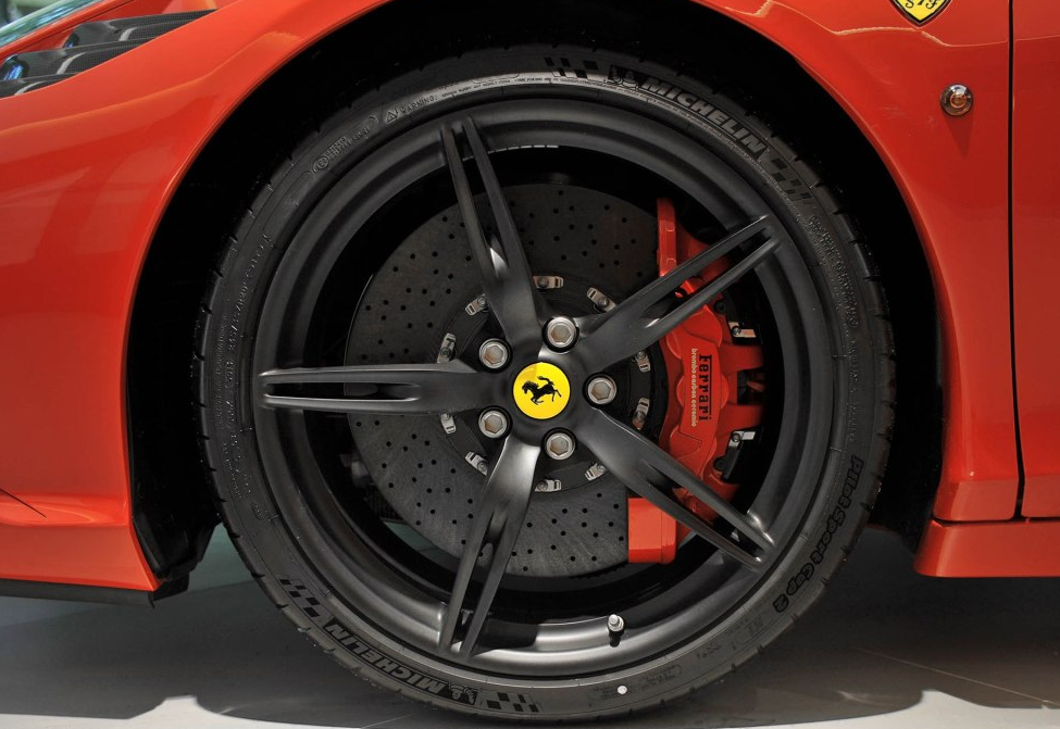 法拉利458改装大脚四个轮毂加车胎25万最讨厌减速带