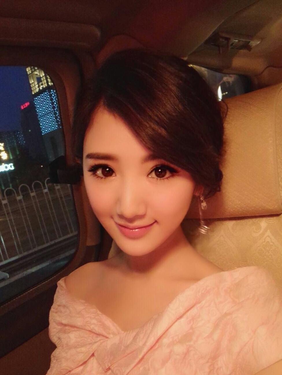 毛晓彤素颜现身机场被偶遇,网友:真人和照片中有差别