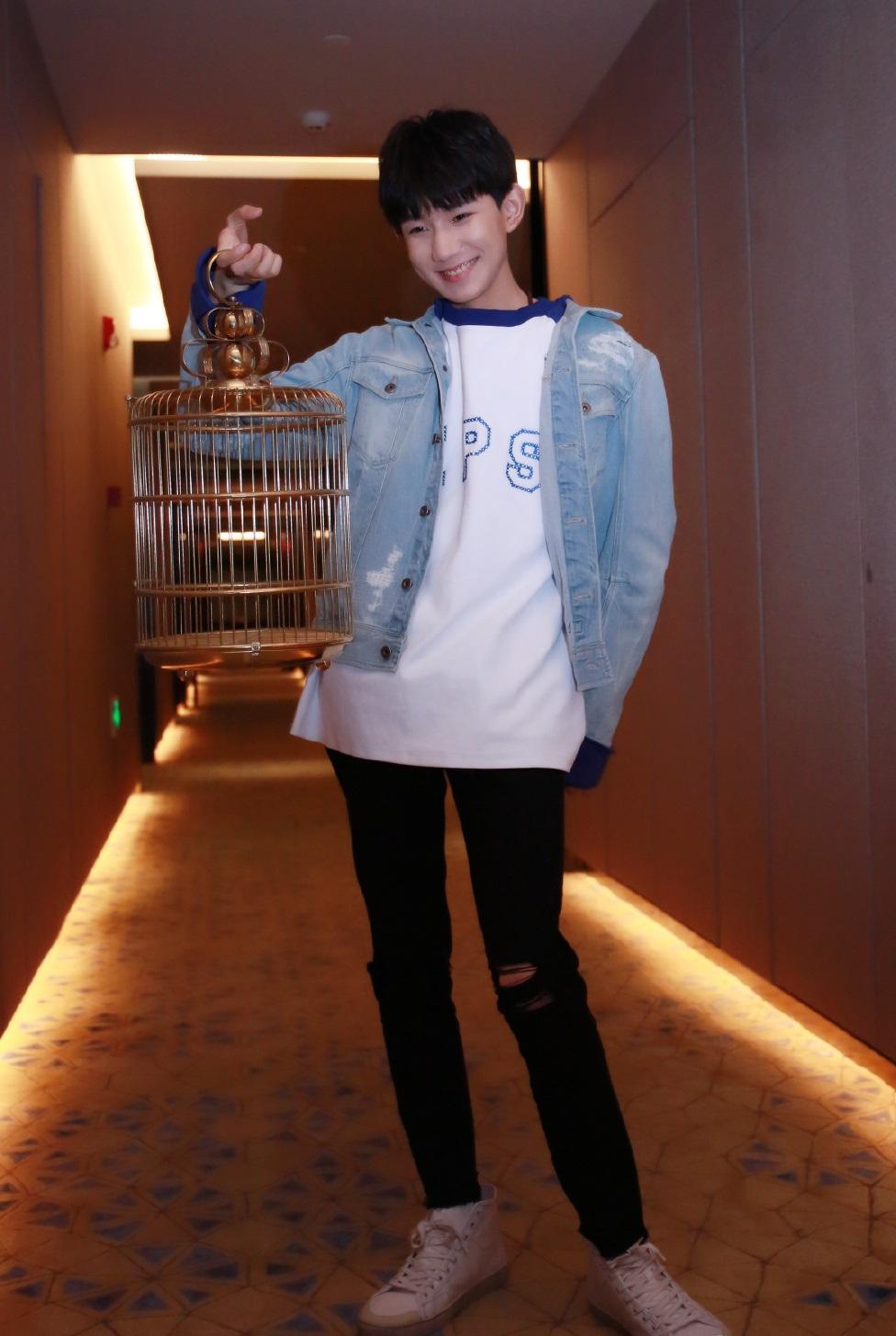 王源领奖"偷穿"大人衣服, 这裤子太不合身, 幸好内搭够出"色"